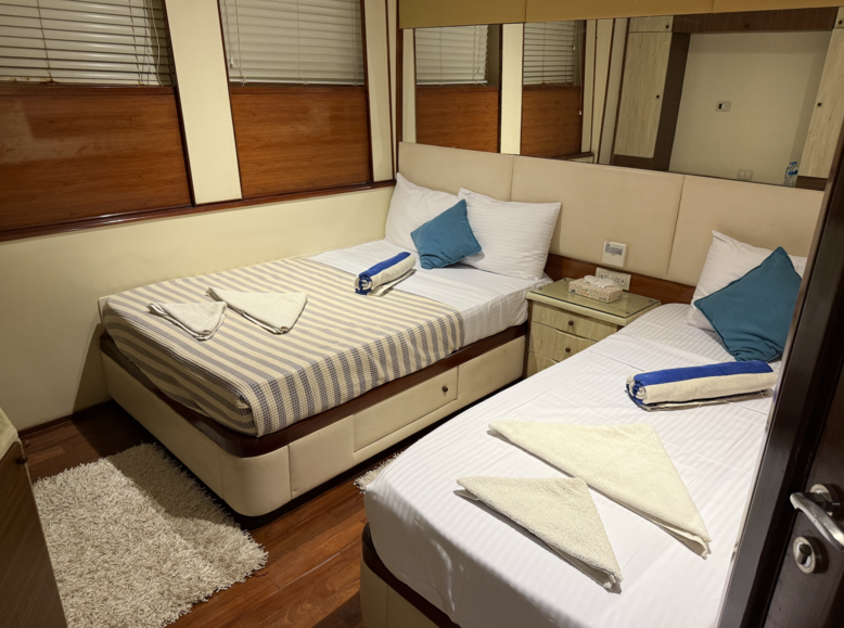 Семейная каюта с одной двуспальной кроватью и одной односпальной