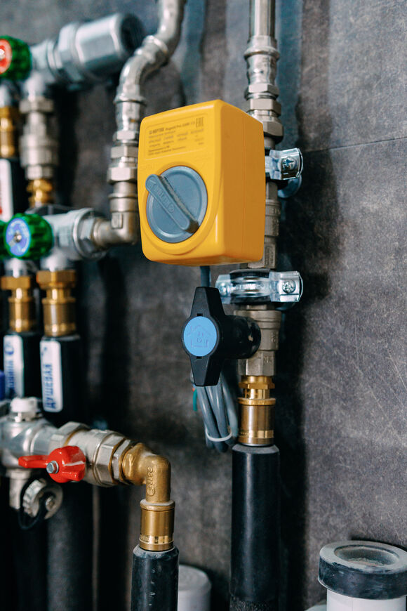 Установка шарового (запорного) крана. Предназначенная для полного перекрытия или открытия потока воды в системах холодного и горячего водоснабжения или отопления.