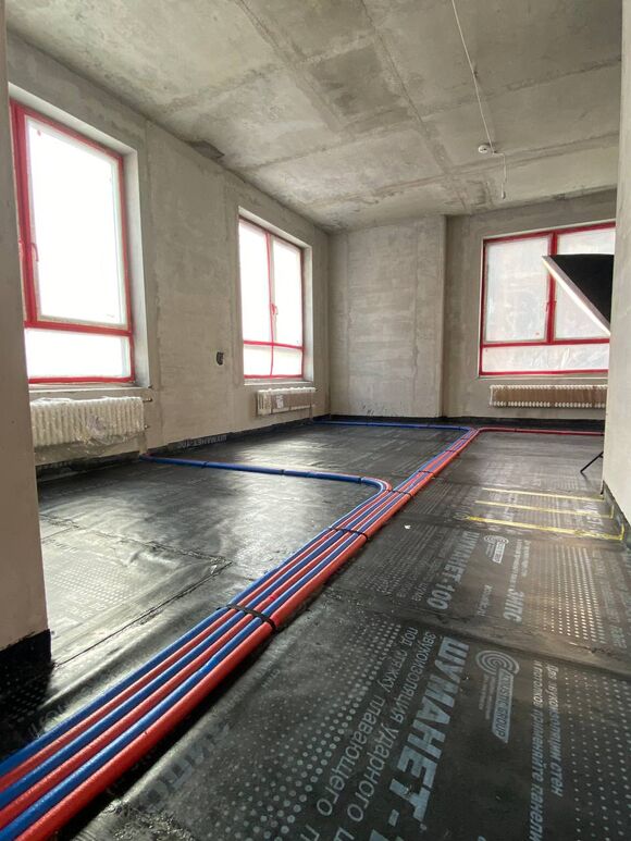 Современный монтажа инженерных коммуникаций (отопления). Использование сшитого полиэтилена в лучевой разводке позволяет избежать лишних соединений труб под стяжкой пола, что сводит риск протечек к минимуму.