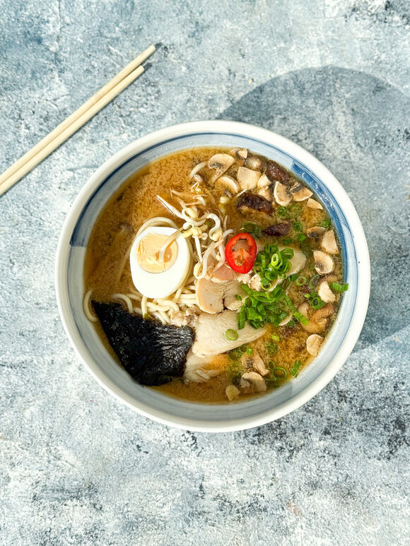 <p>Рамен с курицей, пшеничной лапшой и грибами</p>