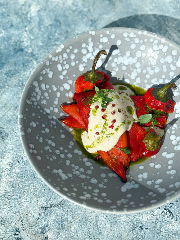 <p>Перец Рамиро, фаршированный мясом а-ля Болоньезе под соусом Тонато</p>