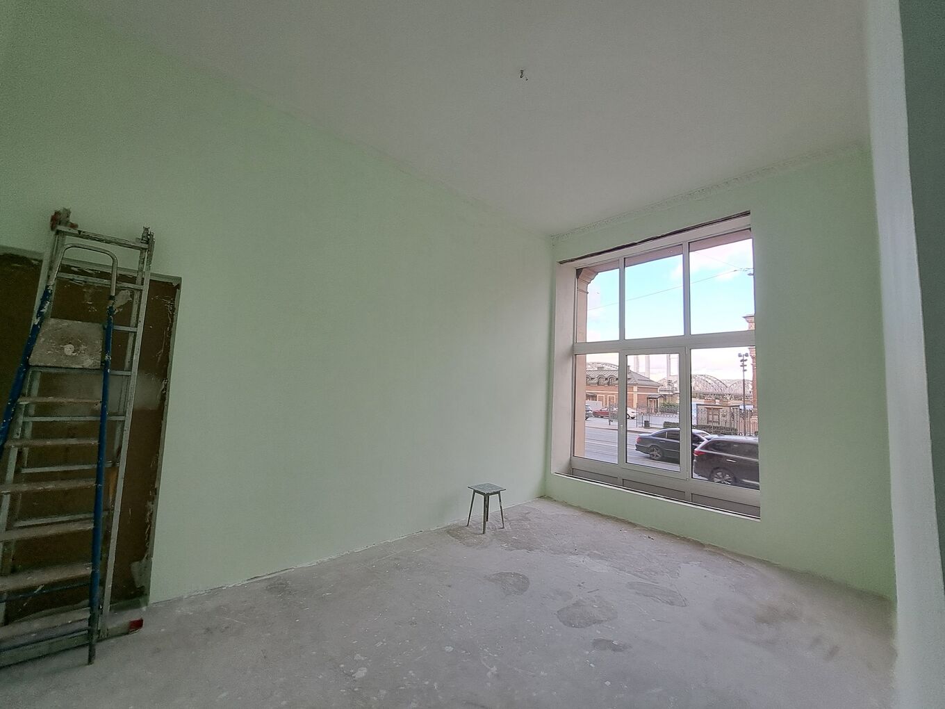 <p><span style="font-size: 16px;">А вот так выглядит первый зал, где и необходимо выполнить основную часть электромонтажных работ, без которых даже наши замечательные окна не обеспечат необходимую освещенность для работы ребят (особенно в вечернее время). </span></p>