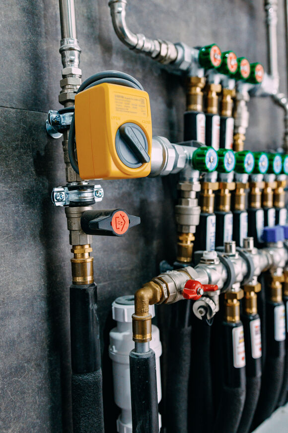 Установка датчика протечек. Предназначен для автоматического перекрытия подачи воды в случае обнаружения протечки