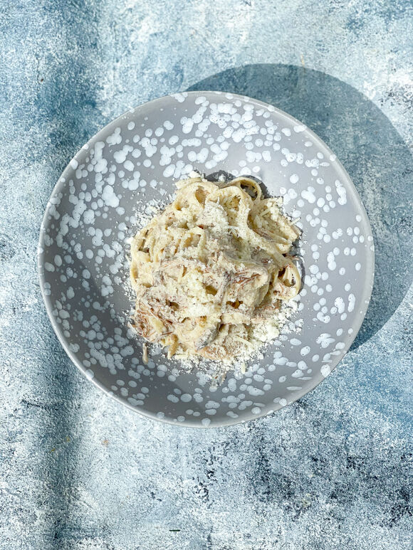 <p>Феттучини с белыми грибами и рваной говядиной</p>