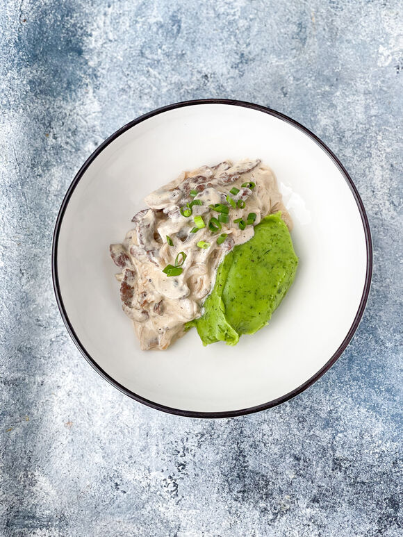 <p>Бефстроганов с картофельным пюре и русским песто</p>