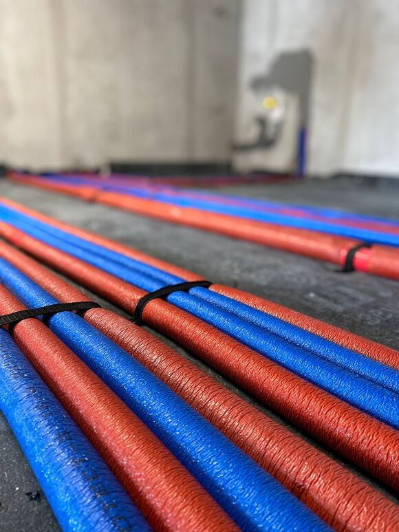 Монтажа инженерных коммуникаций. Изоляция на трубах защищает их от механических повреждений при заливке бетона, снижает потери тепла и предотвращает появление конденсата.