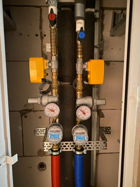 Монтаж узла водоразбора. Для обеспечения надежной работы сантехники, точного учета ресурсов и автоматической безопасности