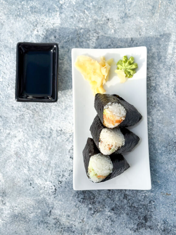 <p>Онигири ассорти (лосось, угорь, креветка)</p>