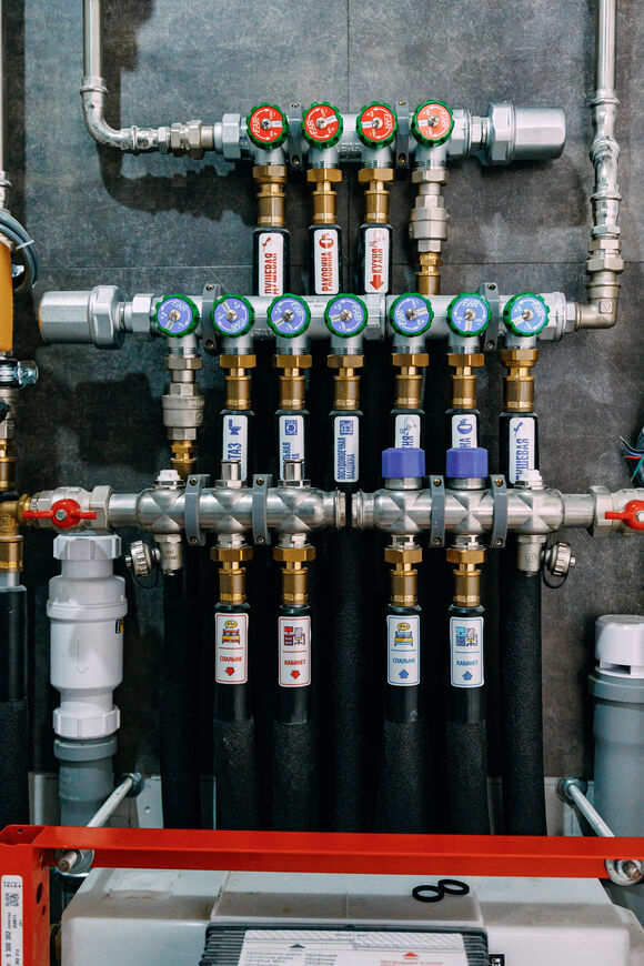 Установка распределительного коллекторного узла. Предназначен для распределения потоков воды от одного общего ввода к нескольким потребителям (смесителям, радиаторам, петлям теплого пола).