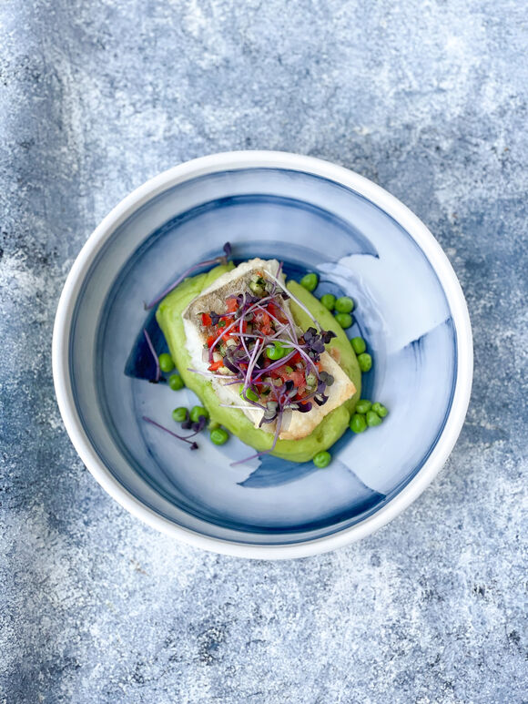 <p>Запеченное филе судака с пюре из зеленого горошка, картофеля и овощной сальсой</p>