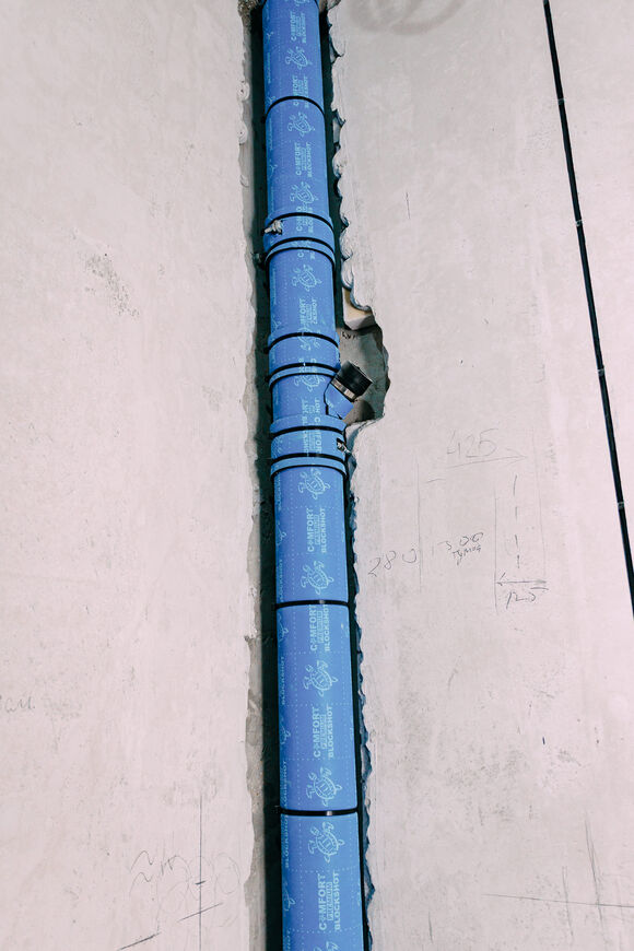 Монтаж шумоизоляции канализационного стояка. Изоляция необходима для снижения уровня шума от протекающей воды