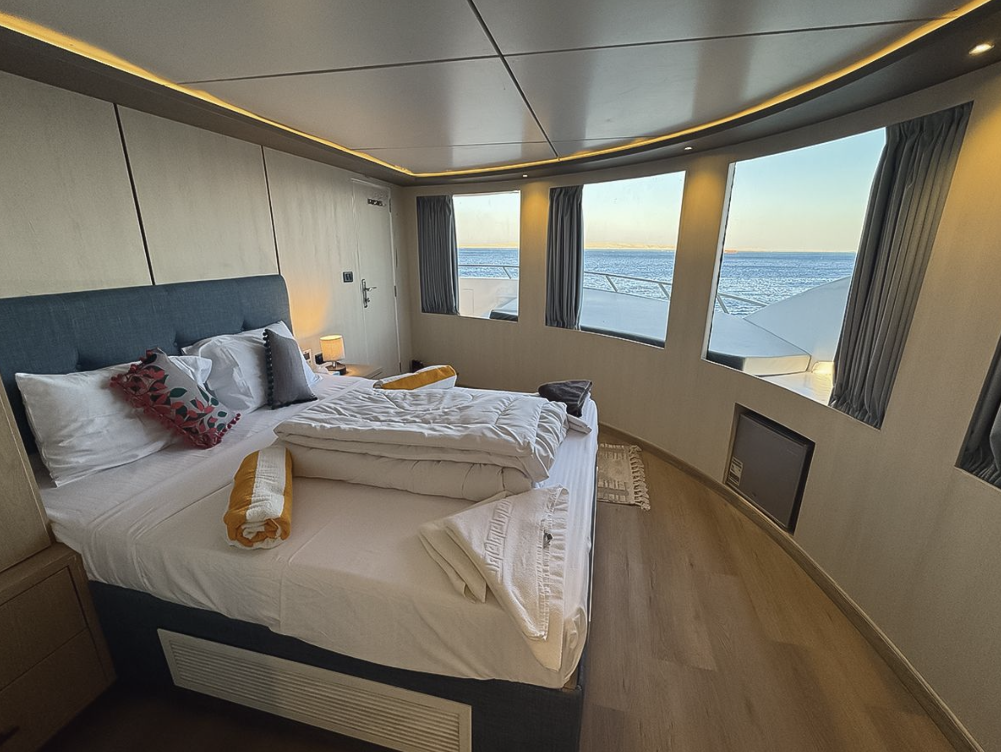 <p><span style="font-family: Oswald;">Kite tour in LUX cabin</span></p>