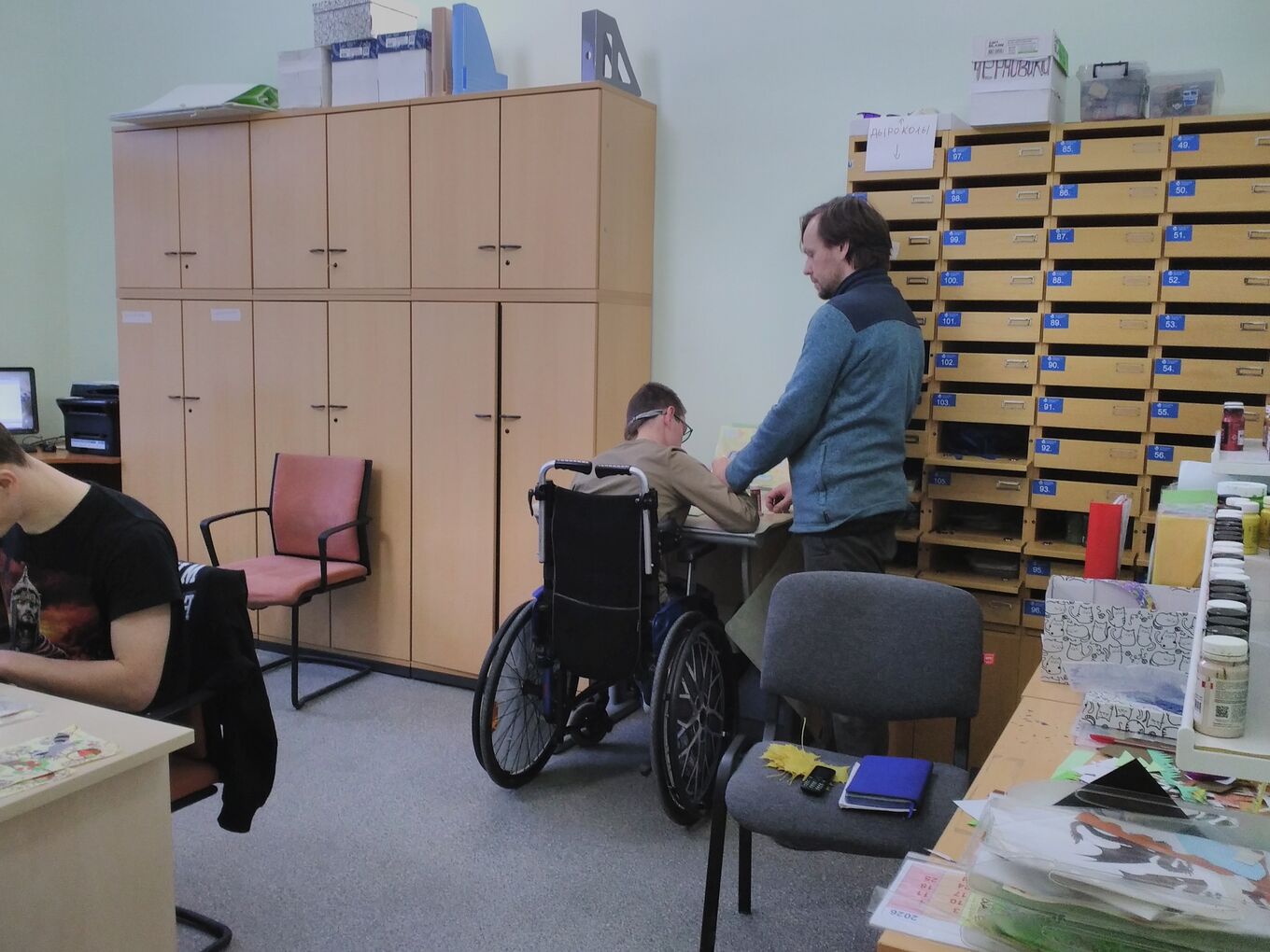 <p><span style="font-size: 16px;">Вот так выглядит благоустроенный первый зал, где уже вовсю кипит работа полиграфической мастерской. </span></p>