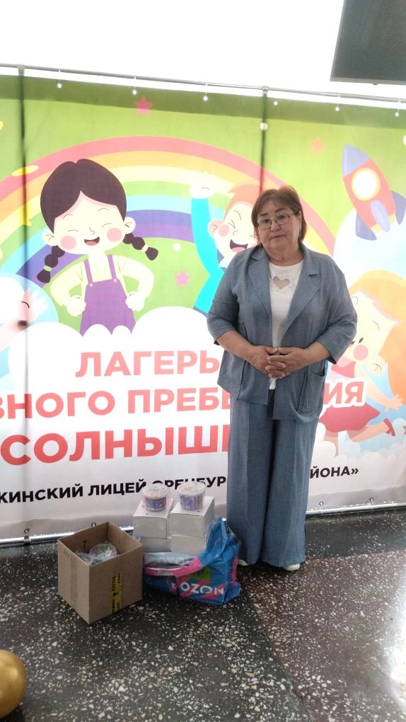 <p><b>Подарили детям школьного лагеря игры и творчество </b></p>