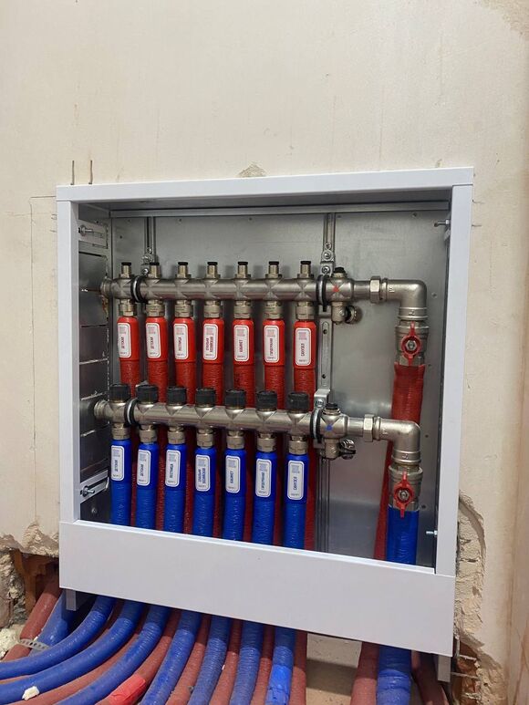 Монтаж распределительного коллекторного узла (гребенка). Служит для распределения отопления от центральной магистрали по отдельным контурам — например, к разным радиаторам или петлям водяного теплого пола.