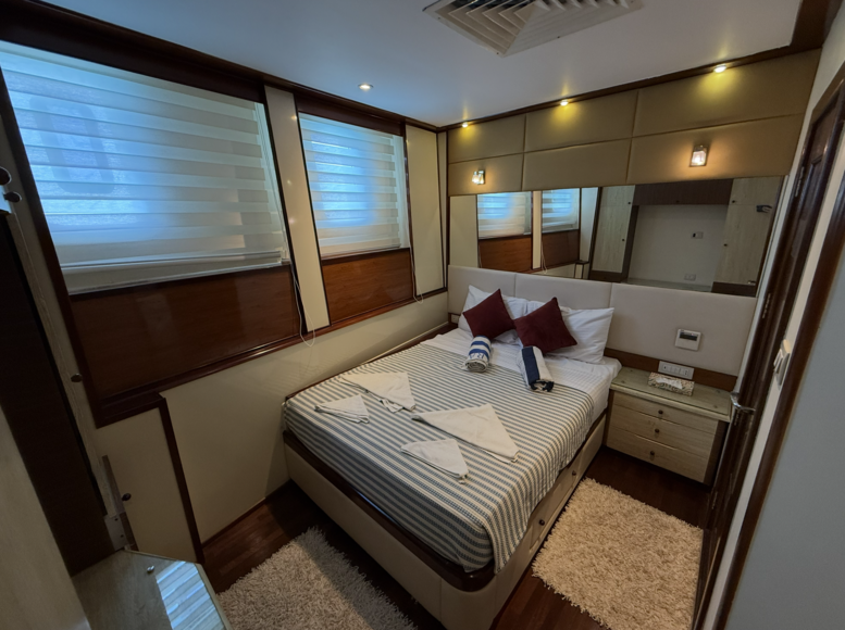 Каюта с одой двуспальной кроватью