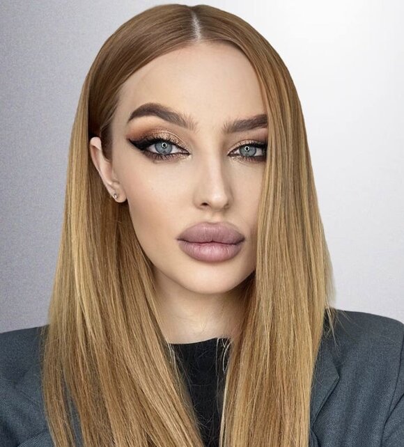 <p><span style="color: #7b7171"><span style="font-family: anonymouspro, RF Dewi"><span style="font-size: 16px; line-height: 20px"><b>АЛЕКСАНДРА</b></span></span></span></p>