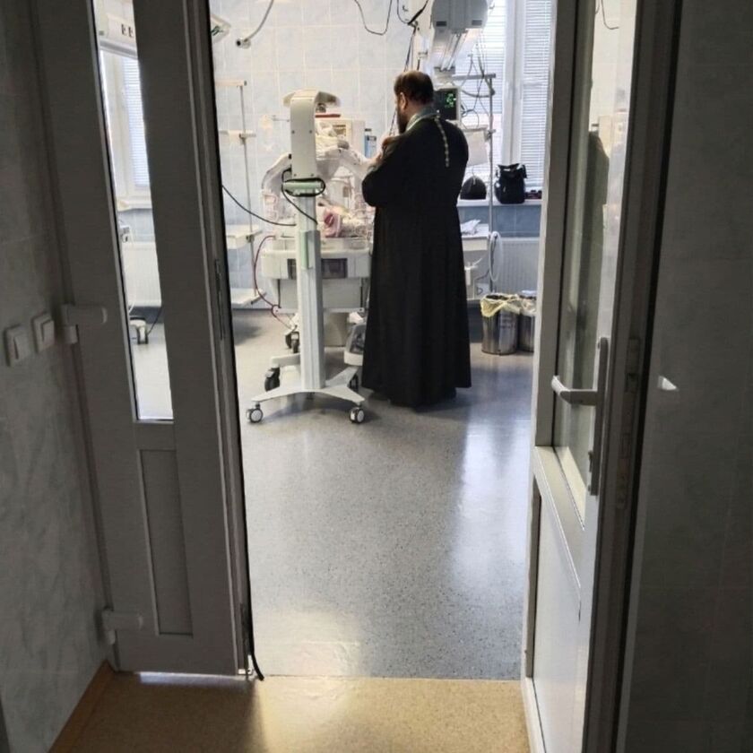 <p>Этот метод оказался полезен не только для общего развития, но и для решения базовых задач — например, для облегчения колик, укачивания перед сном и т. д.</p><p>Все эти методы давали очень хорошие результаты: развитие Нины приблизилось к показателям, соответствующим плановой дате её рождения.</p><p>Однако по мере роста Нины стали проявляться новые проблемы: начали косить глаза;появился нистагм;</p><p>правая рука и нога работали хуже; возникли проблемы с давлением в шунте — начался гипердренаж (шунт сливал слишком много ликвора из головного мозга).</p><p>Благодаря регулярным занятиям удалось в значительной степени восстановить функции руки и ноги. Шунт планируется заменить в марте этого года, после чего будет решаться вопрос и с проблемами зрения.</p><p>Занятия не прекращались после выписки из больницы. В декабре у Нины произошёл выход катетера из желудочка головного мозга — потребовалась экстренная операция. Перед операцией состояние девочки ухудшилось: её тошнило, она кричала от боли.</p><p>Операция прошла успешно, и уже через пару недель Ниночка начала пытаться ползать на четвереньках.</p>