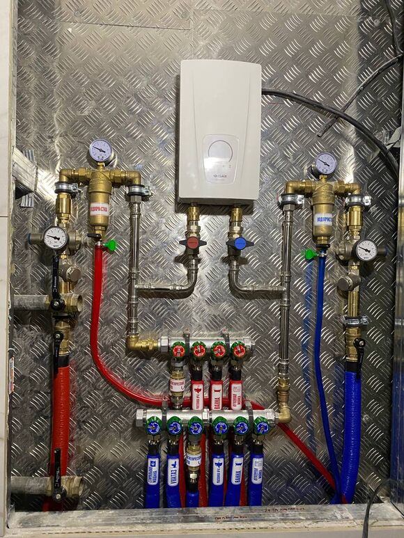 Узел водоснабжения с монтажом проточного водонагревателя. Компактный водонагреватель предназначен для моментального нагрева проточной воды, а также благодаря отсутствию накопительного бака прибор занимает минимум места и легко помещается в небольших сантехнических нишах или под раковиной.