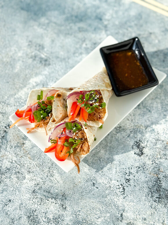 <p>Пшеничные тако лепешки с рваной свининой, овощами и азиатским соусом 3 шт</p>