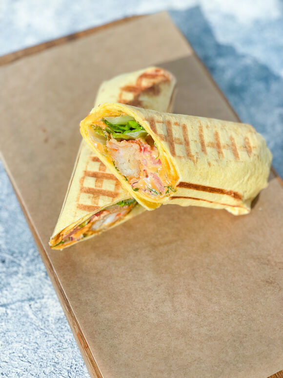 <p>Шаверма с креветками, овощами, луком и соусом Том Ям</p>