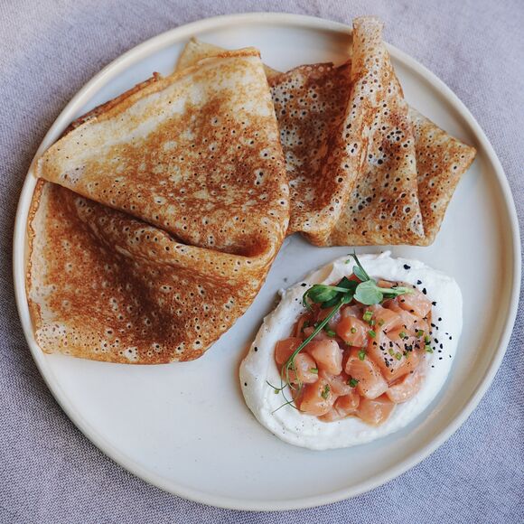 <p>с тартаром из лосося и цитрусовым кремом</p>