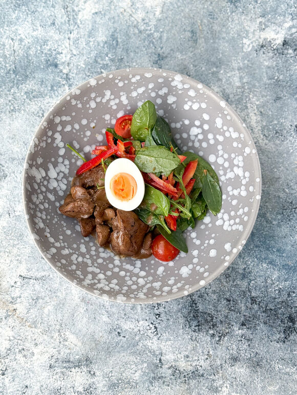 <p>Салат с печенью, болгарским перцем, микс салатом, яйцом и соусом на основе каперсов </p>