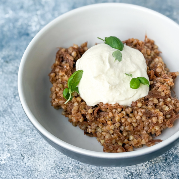 <p>Зеленая гречка с рваной говядиной, яйцом пашот и сырным муссом</p>