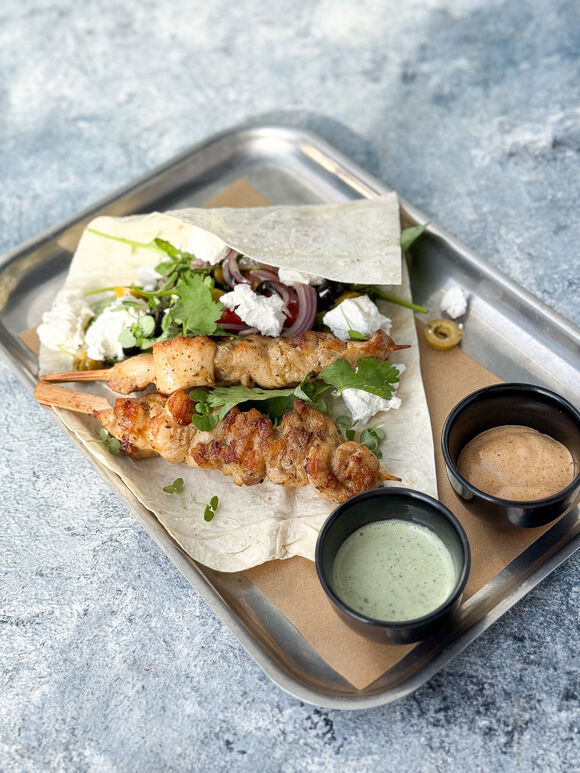 <p>Сувлаки из курицы с лавашом, оливками, маслинами, сыром Фета и луком</p>