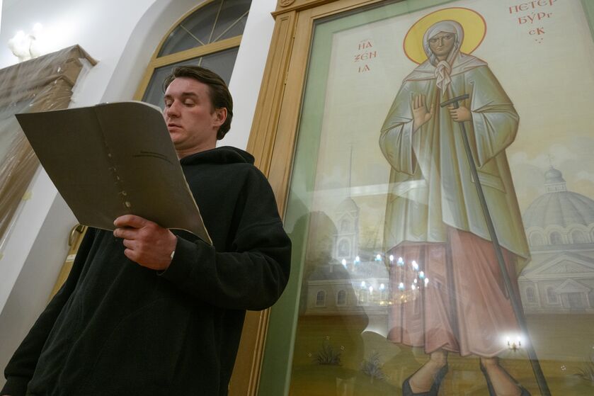 <p><span style="font-family: Montserrat;">последствия боевых действий продолжали жить вместе с ним</span></p>