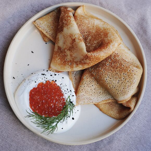 <p>c красной икрой и греческим йогуртом</p>