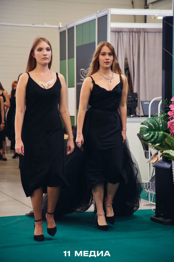 дополнительно можем миксовать черную юбку хвост Павлина