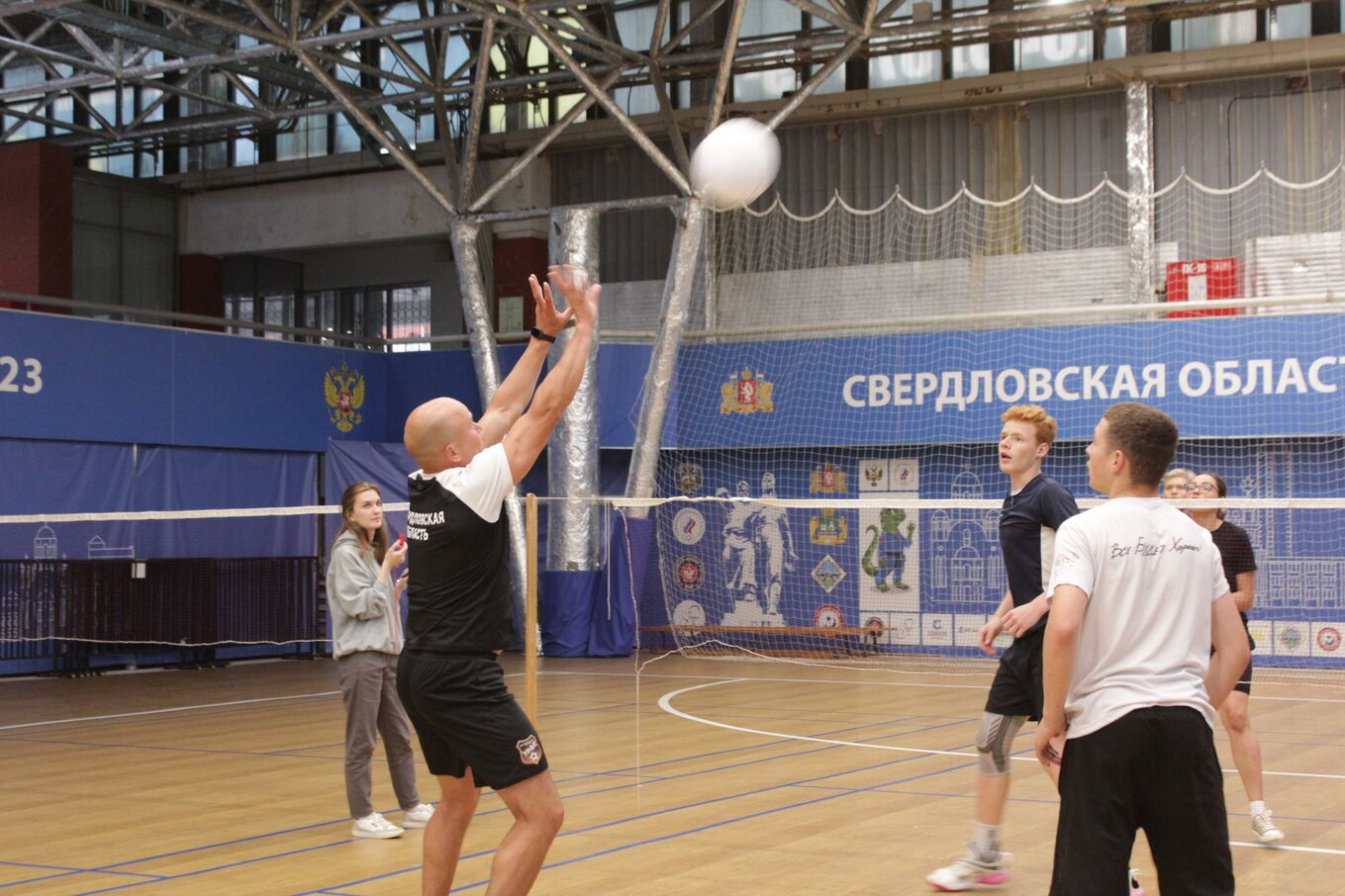 <p><span style="font-family: "Dela Gothic One"; font-size: 22px; color: rgb(27, 159, 214);">Игра отличается доступностью:</span></p><p><span style="font-family: Rubik; font-size: 22px;">-понятные правила;</span></p><p><span style="font-family: Rubik; font-size: 22px;">-лёгкий мяч;</span></p><p><span style="font-family: Rubik; font-size: 22px;">-невысокая сетка;</span></p><p><span style="font-family: Rubik; font-size: 22px;">-просторная и удобная игровая площадка;</span></p><p><span style="font-family: Rubik; font-size: 22px;">-низкий риск травм.</span></p><p><br></p><p><span style="font-family: Rubik; font-size: 22px;">Благодаря таким характеристикам миниволей по праву называют «спортом для всех». В него могут играть люди любого пола, возраста, телосложения и национальности, независимо от уровня физической подготовки и профессии.</span></p><p><br></p><p><span style="font-family: Rubik; font-size: 22px;">Девиз миниволей - </span><b style="font-family: Rubik; font-size: 22px; color: rgb(1, 165, 79);">«Встречай людей, приобретай друзей, делись с друзьями!».</b><span style="font-family: Rubik; font-size: 22px;"> Этим слоганом жители Тайки подчёркивают главную идею игры: миниволей действительно доступен каждому и объединяет самых разных людей.</span></p><p><br></p>