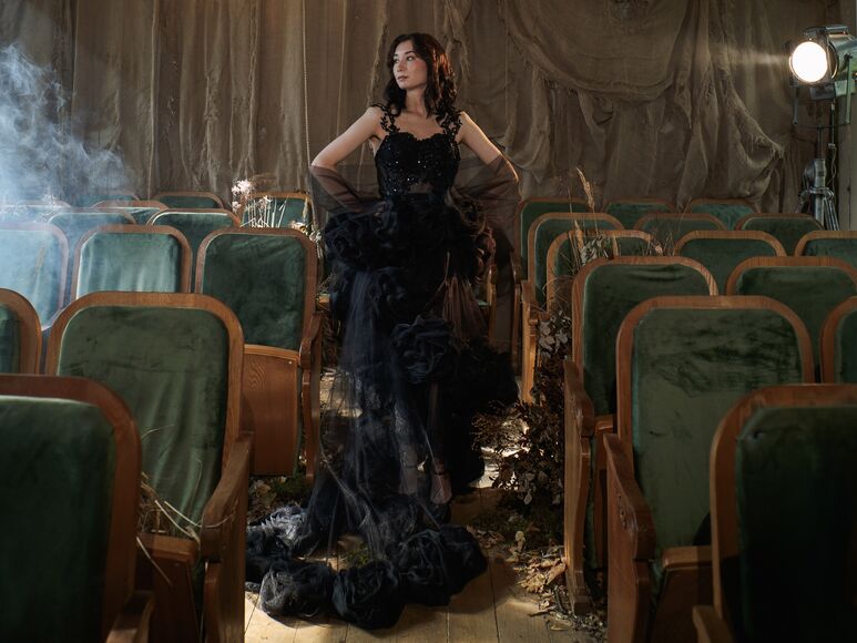 дополнительно можем миксовать черную фату Уенсдей