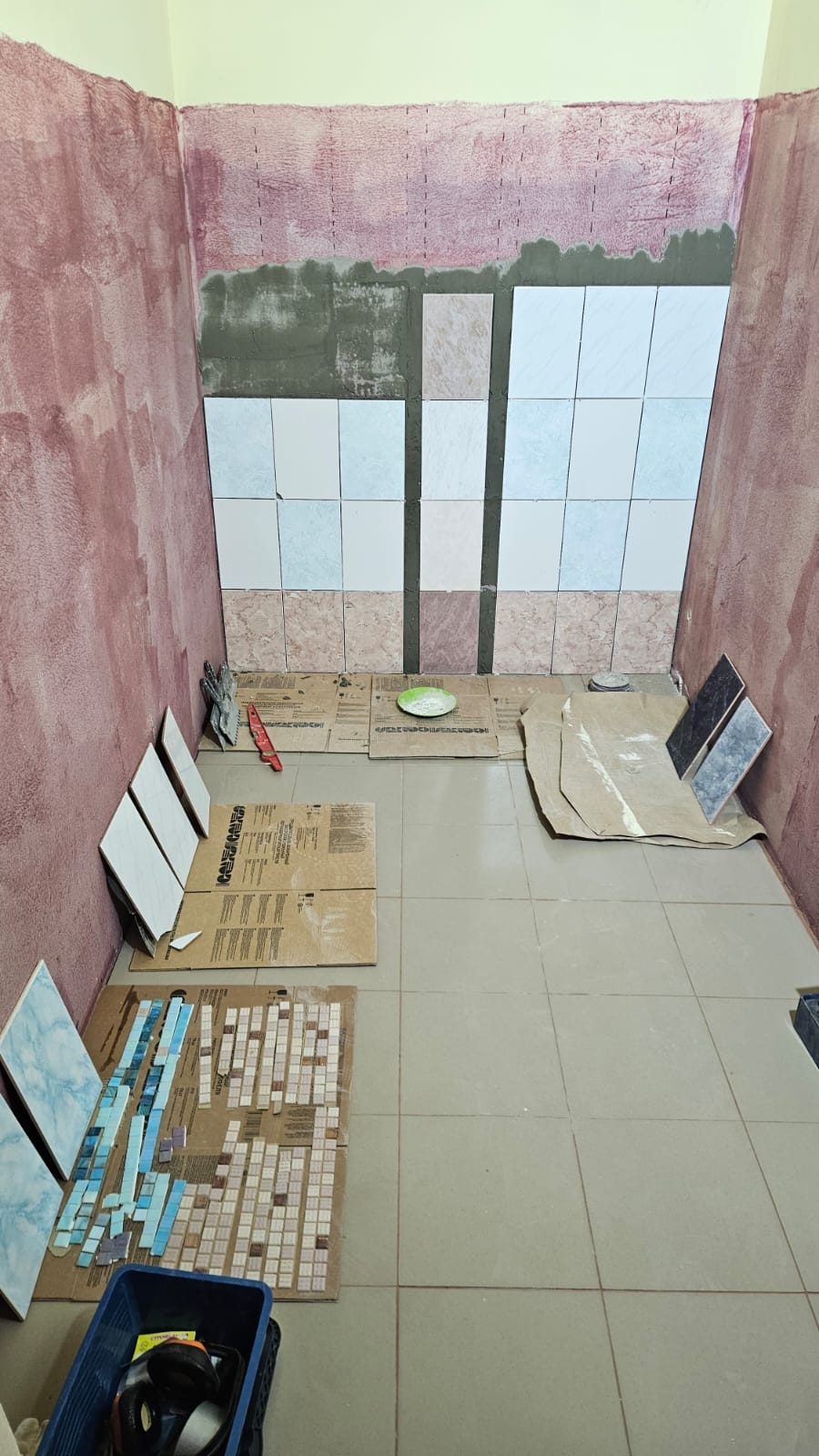 <p><span style="font-size: 16px;">А второй санузел пока что выглядит вот так - мы только недавно силами добровольцев начали класть плитку на стены, и сразу за этим этапом последует монтаж сантехники и водонагревателя, которых у нас пока еще нет.  </span></p>