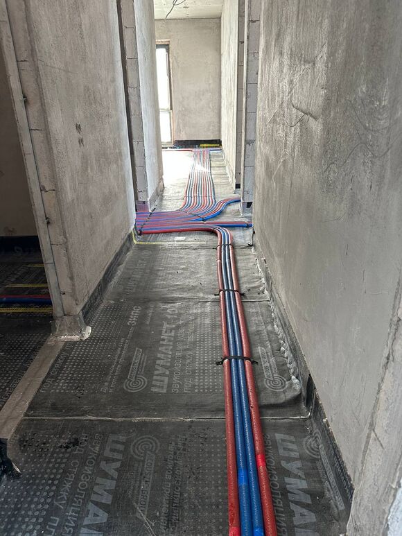 Современный монтажа инженерных коммуникаций (отопления). Использование сшитого полиэтилена в лучевой разводке позволяет избежать лишних соединений труб под стяжкой пола, что сводит риск протечек к минимуму.