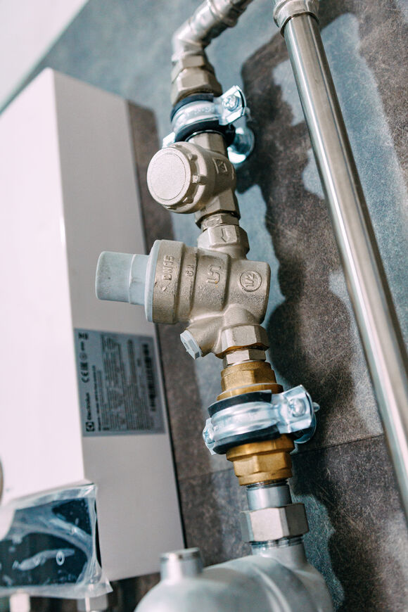 Установка редуктора давления воды. Предназначен для стабилизации и снижения давления воды на входе в квартиру или дом. Защищает сантехнику, шланги и бытовые приборы (стиральные, посудомоечные машины, бойлеры) от гидроударов и избыточного давления.