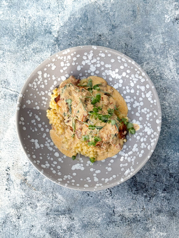 <p>Куриная грудка, запеченная с пастой птитим под соусом карри с вялеными томатами и пармезаном</p>