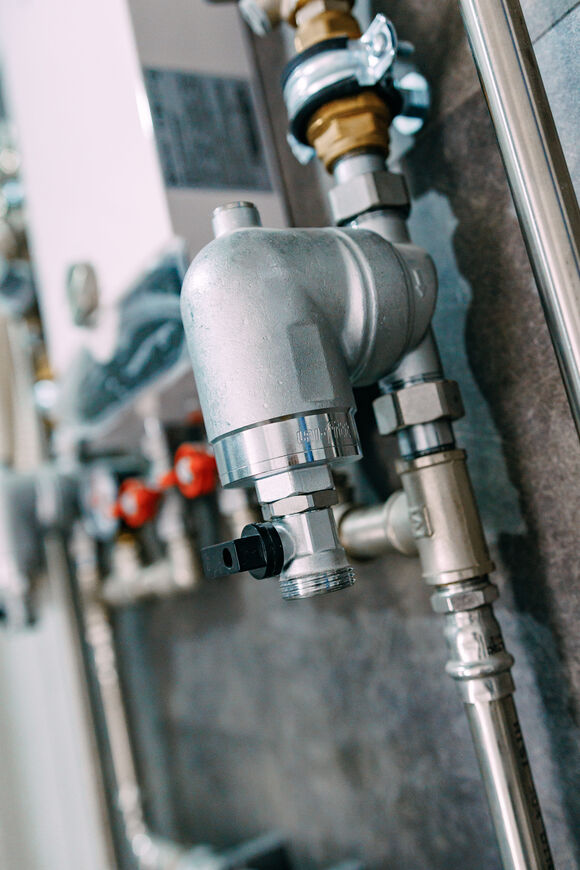 Установка промывного фильтра грубой очистки. Предназначен для защиты сантехники и бытовых приборов от механических примесей (песка, ржавчины, окалины)