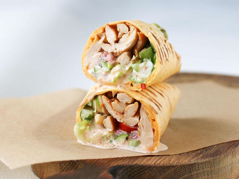 <p>Шаверма с курицей, овощами, маринованными луком и кисло - сладким соусом</p>