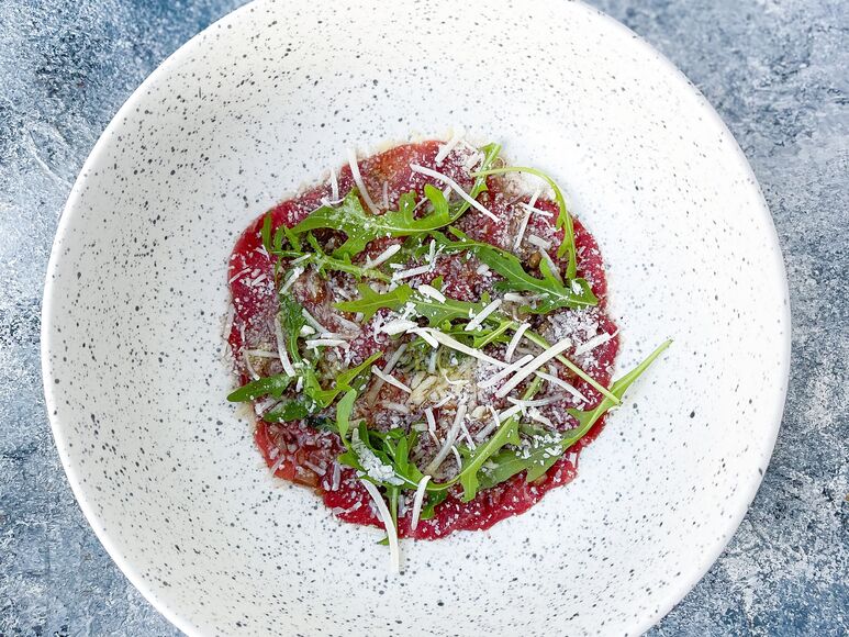 <p>Каппаччо из говядины с рукколой, пармезаном и трюфельным маслом</p>