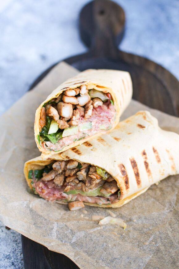 <p>Шаверма с индейкой, овощами и пряным соусом </p>