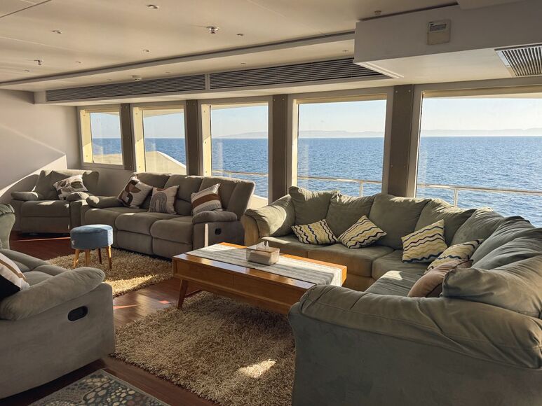 <p><span style="font-family: Comfortaa; font-size: 14px;">saloon / lounge</span></p>