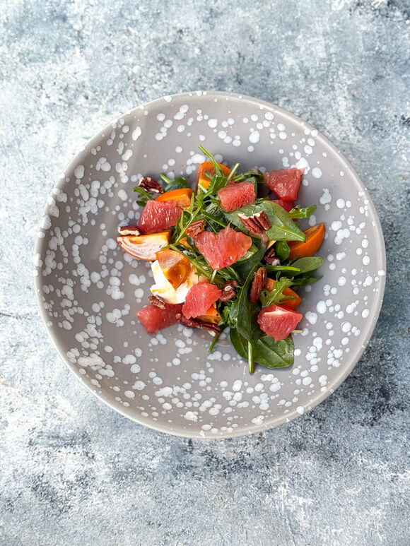 <p>Салат с хурмой, мини салатом, грейпфрутом, козьим сыром и орехом пекан</p>