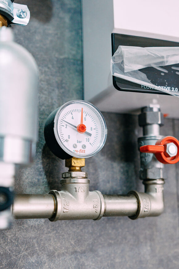 Установка манометров. Используется для измерения и визуального контроля давления воды в трубопроводе