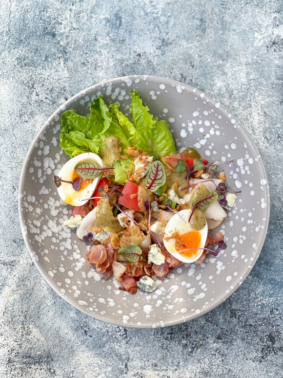 <p>Салат Кобб с копченой индейкой, беконом, сыром Дор Блю, яйцом и луком фри</p>