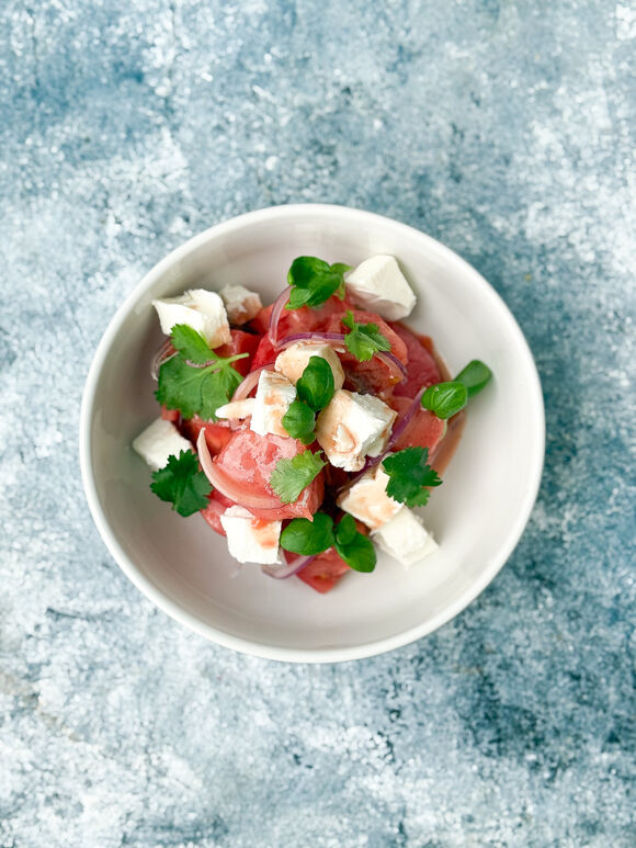 <p>Салат со свежим арбузом, сыром Фета , красным луком и кинзой</p>