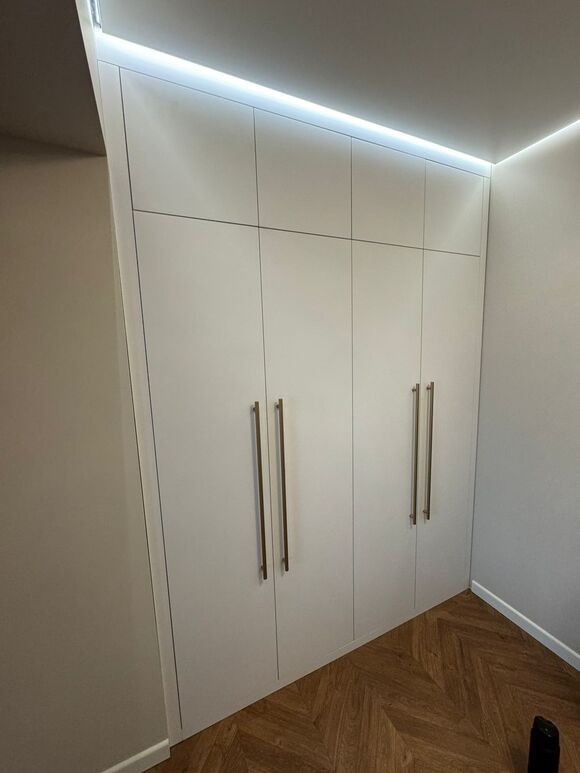 Шкаф распашной в прихожую с подсветкой