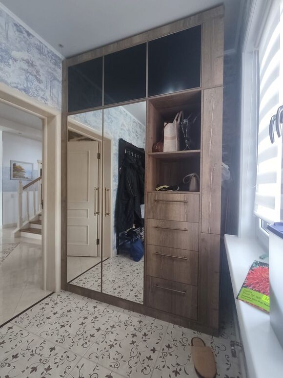 Распашной шкаф в прихожую загородного дома