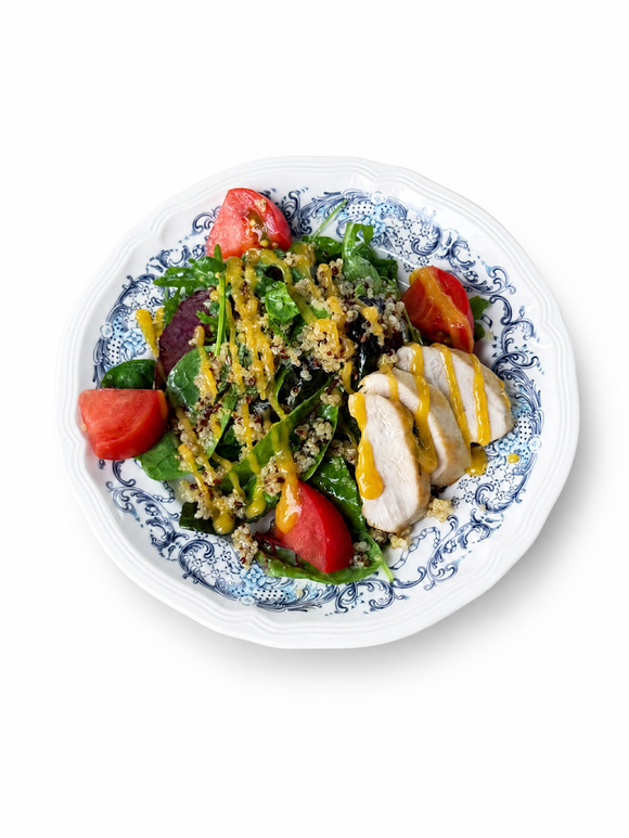 <p>Салат с киноа и куриной грудкой в манго соусе</p>